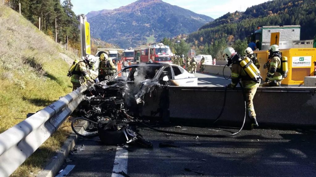 Les pompiers interviennent sur une Tesla Model S en feu