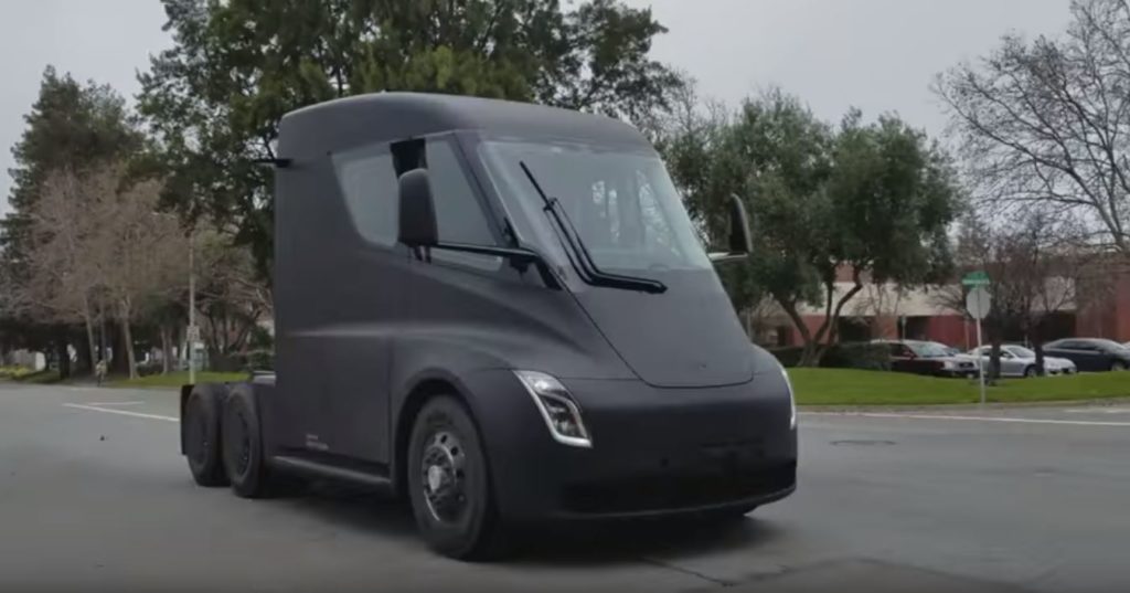 Un prototype du Tesla Semi aperçu dans la rue