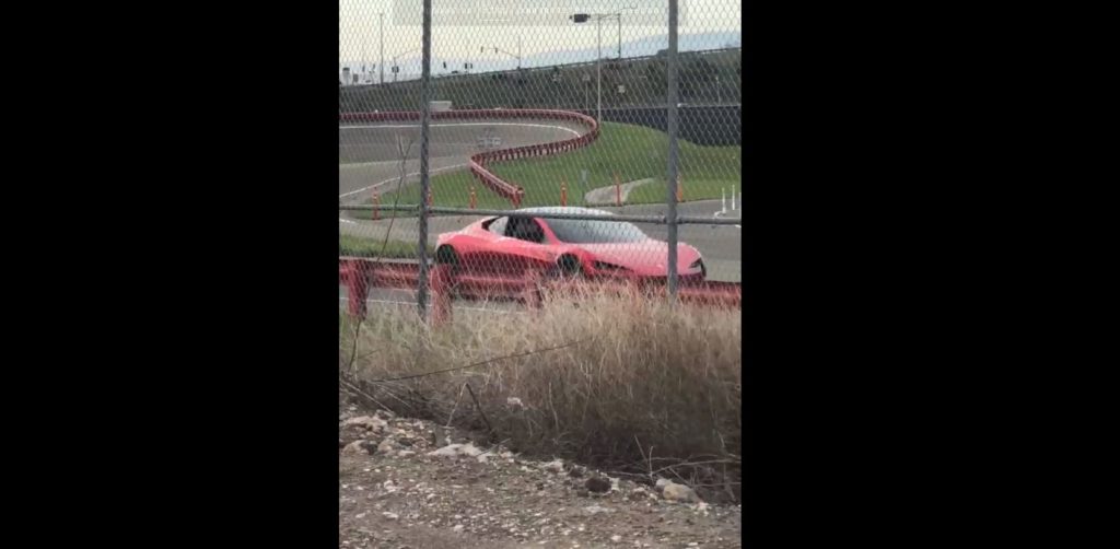 Le nouveau Tesla Roadster aperçu sur une piste d'essai de l'usine de Fremont