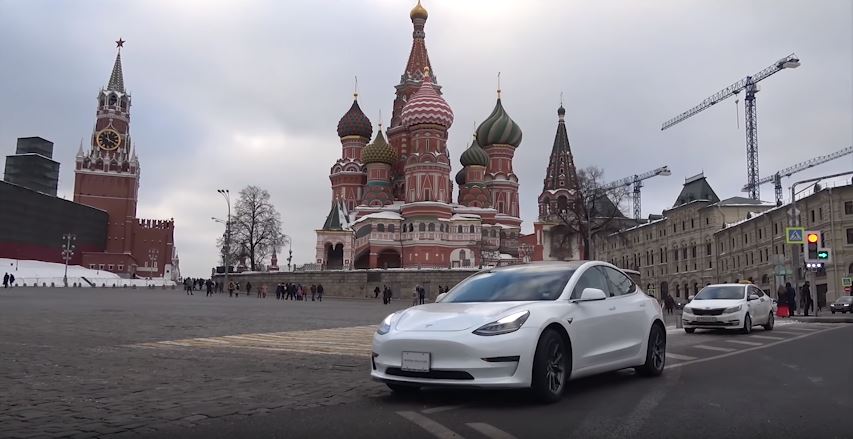 La première Tesla Model 3 de Russie devant la Cathédrale Saint-Basile de Moscou