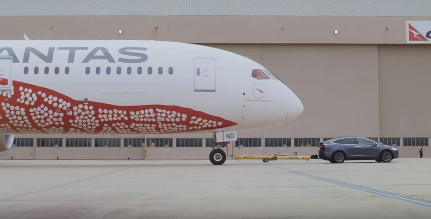 Le Tesla Model X peut tracter un avion Boeing 787-9 Dreamliner