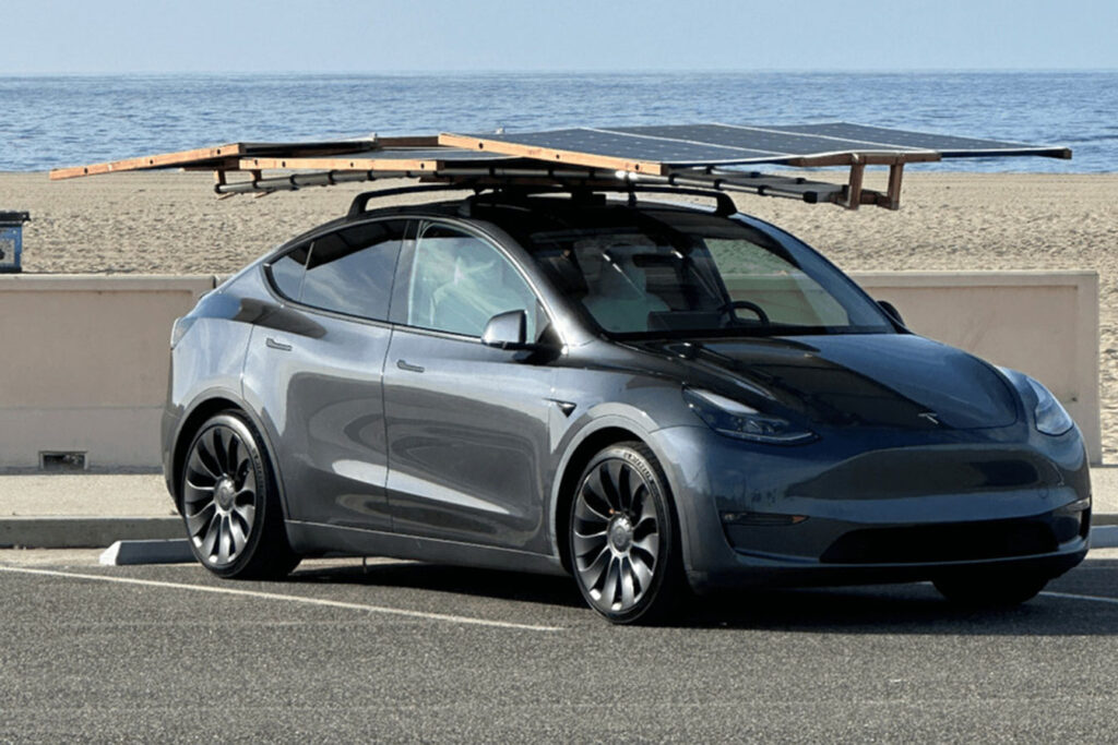 Tesla Model Y : En installant un panneau solaire sur son toit il gagne 32 km d’autonomie par jour