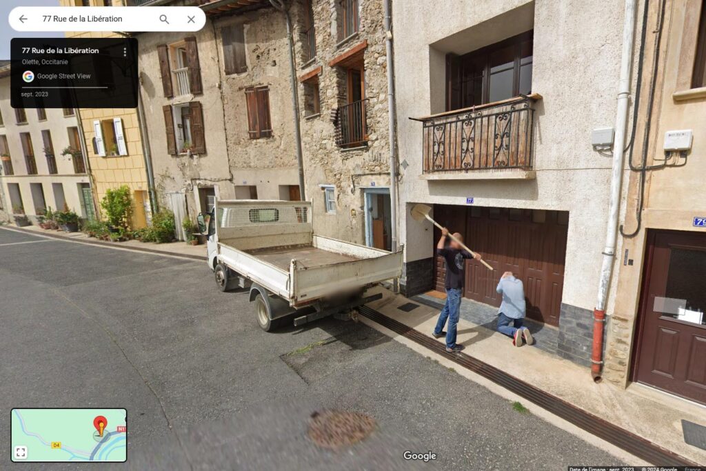 Cet homme se prend un coup de pelle en direct sur Google Maps