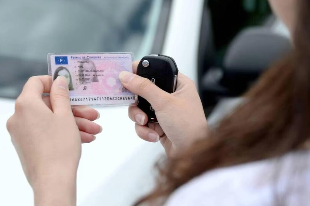 Comment remplacer son permis de conduire rose par le nouveau au format carte bancaire