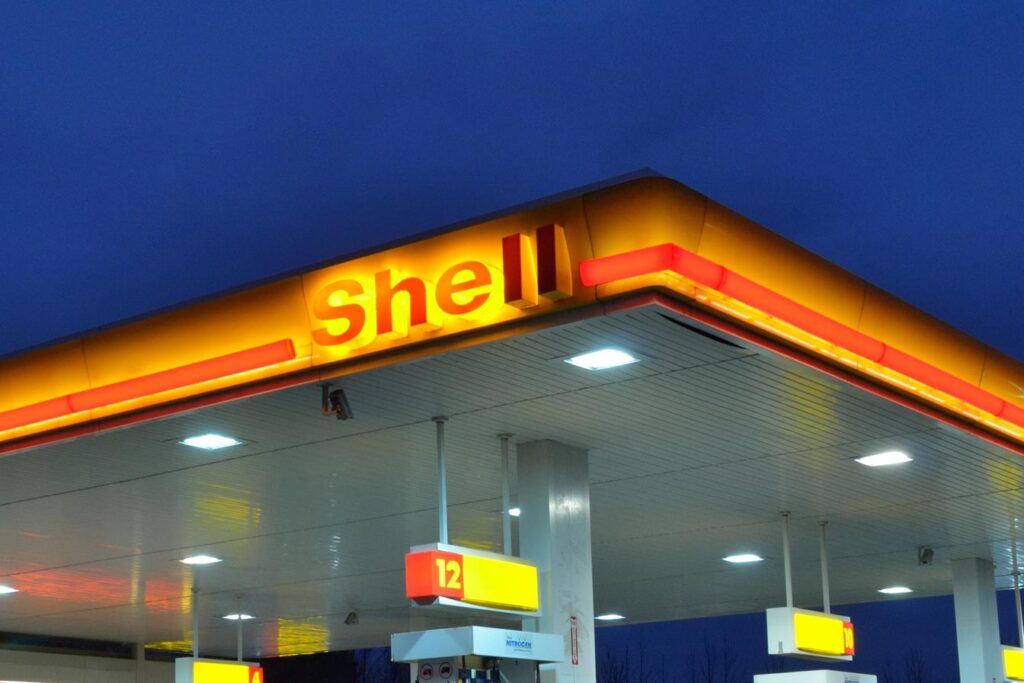 Shell renforce ses objectifs climatiques malgré les critiques environnementales